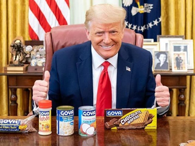 El presidente Donald Trump publicó una foto en Instagram posando con productos de Goya Foods, 15 de julio de 2020