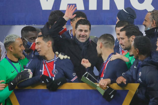 <p>El argentino Mauricio Pochettino, técnico del París Saint-Germain, festeja con sus jugadores tras conquistar el Trofeo de Campeones, el miércoles 13 de enero de 2021.</p>