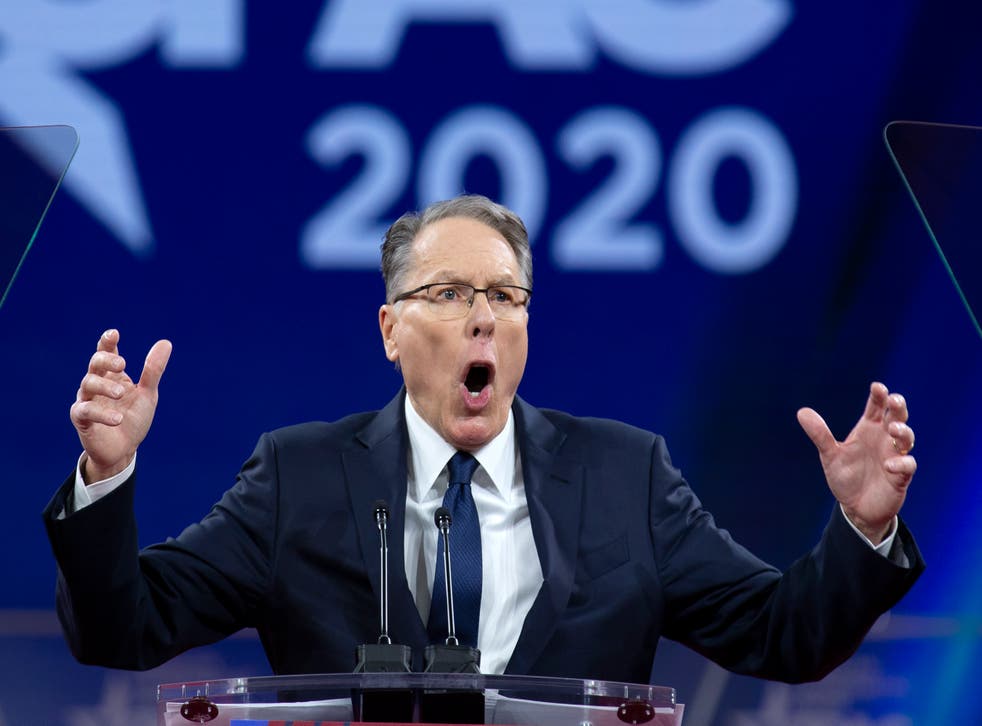 <p>ARCHIVO - En esta fotografía de archivo del 29 de febrero de 2020, el vicepresidente y director general de la Asociación Nacional del Rifle (NRA por sus siglas en ingles), Wayne LaPierre, pronuncia un mensaje durante la Conferencia de Acción Política Conservadora en el escenario National Harbor, en Oxon Hill, Maryland. </p>
