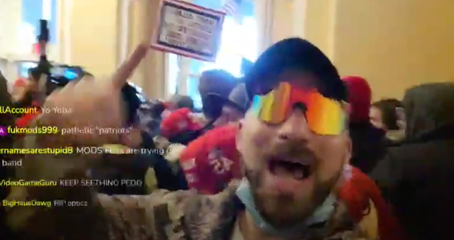 La personalidad de extrema derecha Baked Alaska se transmitió en vivo dentro del Capitolio de los EE. UU. el 6 de enero.