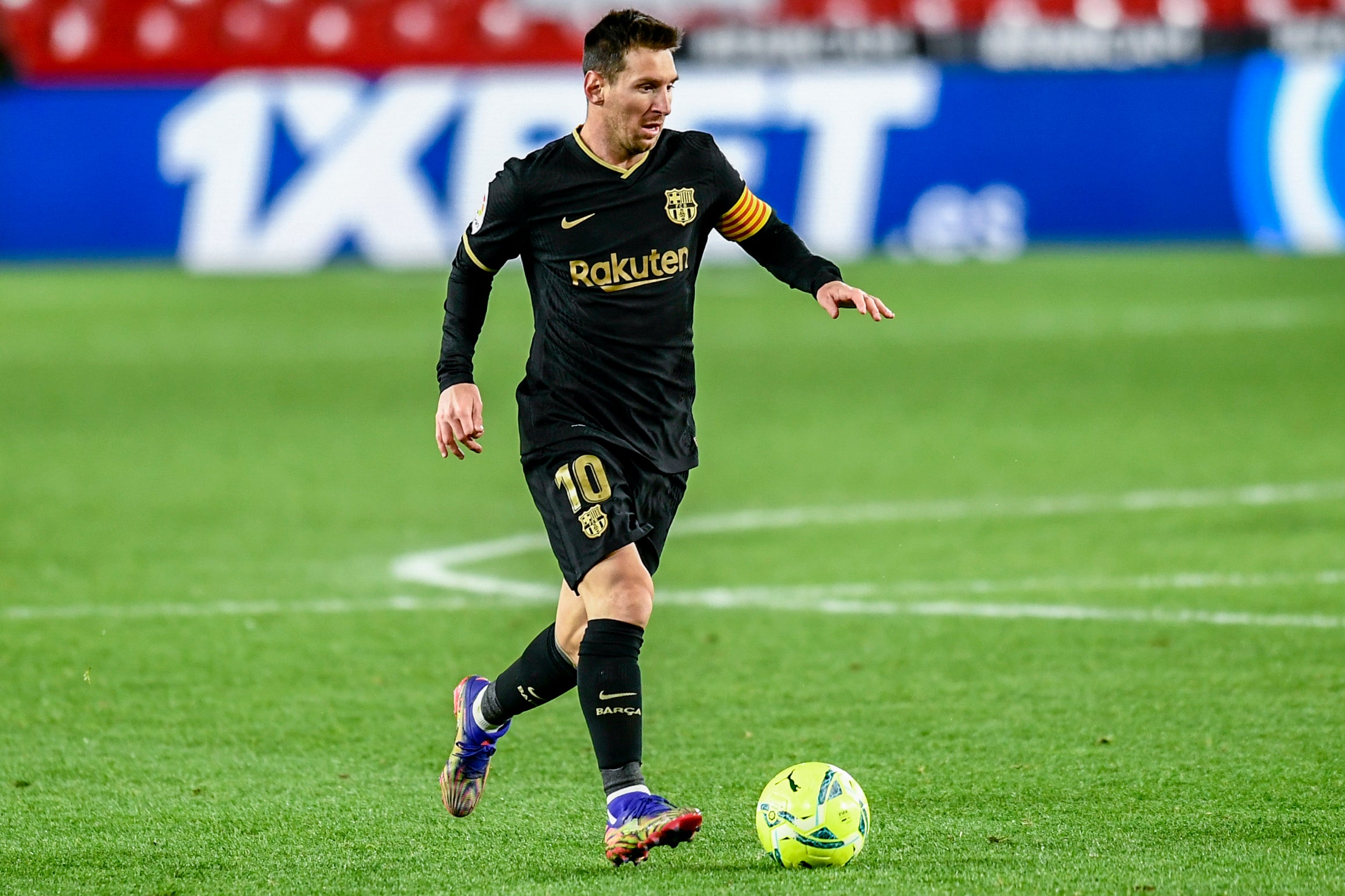 <p>Lionel Messi, del Barcelona, corre con el balón durante un partido de La Liga ante el Granada, el sábado 9 de enero de 2021.</p>