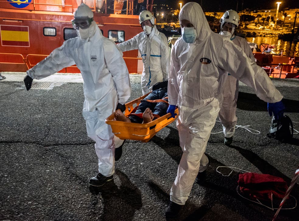 <p>Un grupo de 30 migrantes fueron rescatados a 160 kilómetros al sur de la isla Gran Canaria</p>