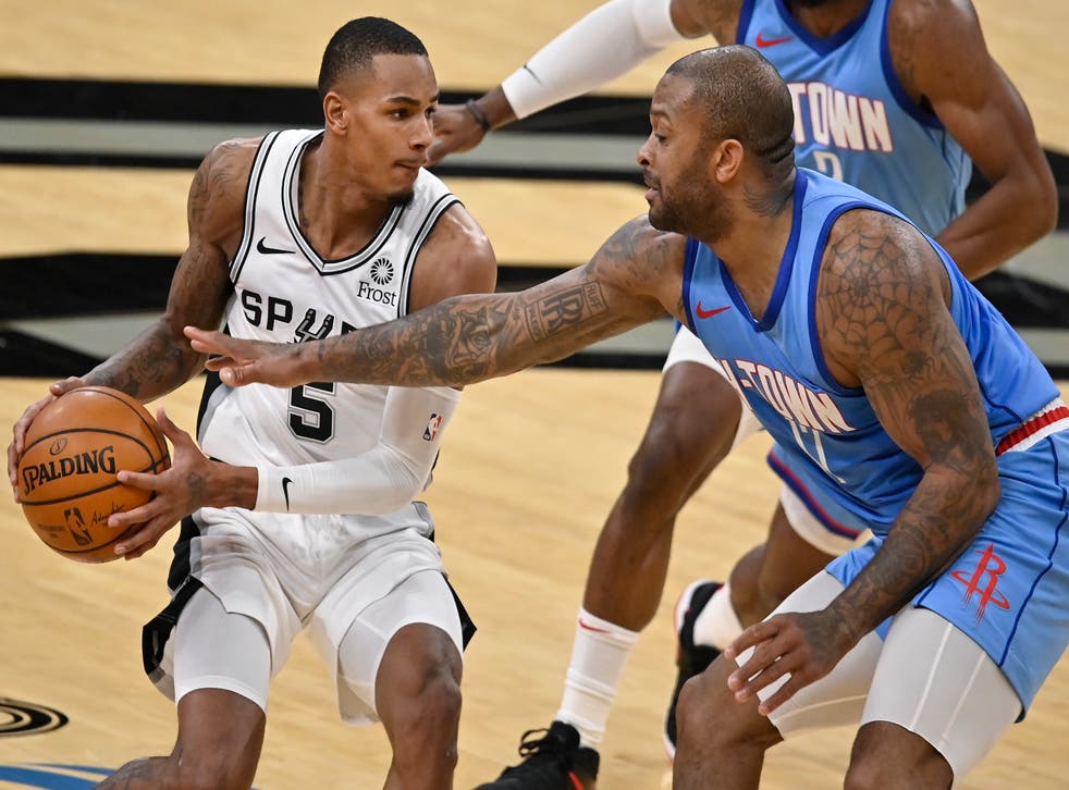 <p>Dejounte Murray colaboró con 18 puntos y 10 rebotes en el triunfo de San Antonio</p>