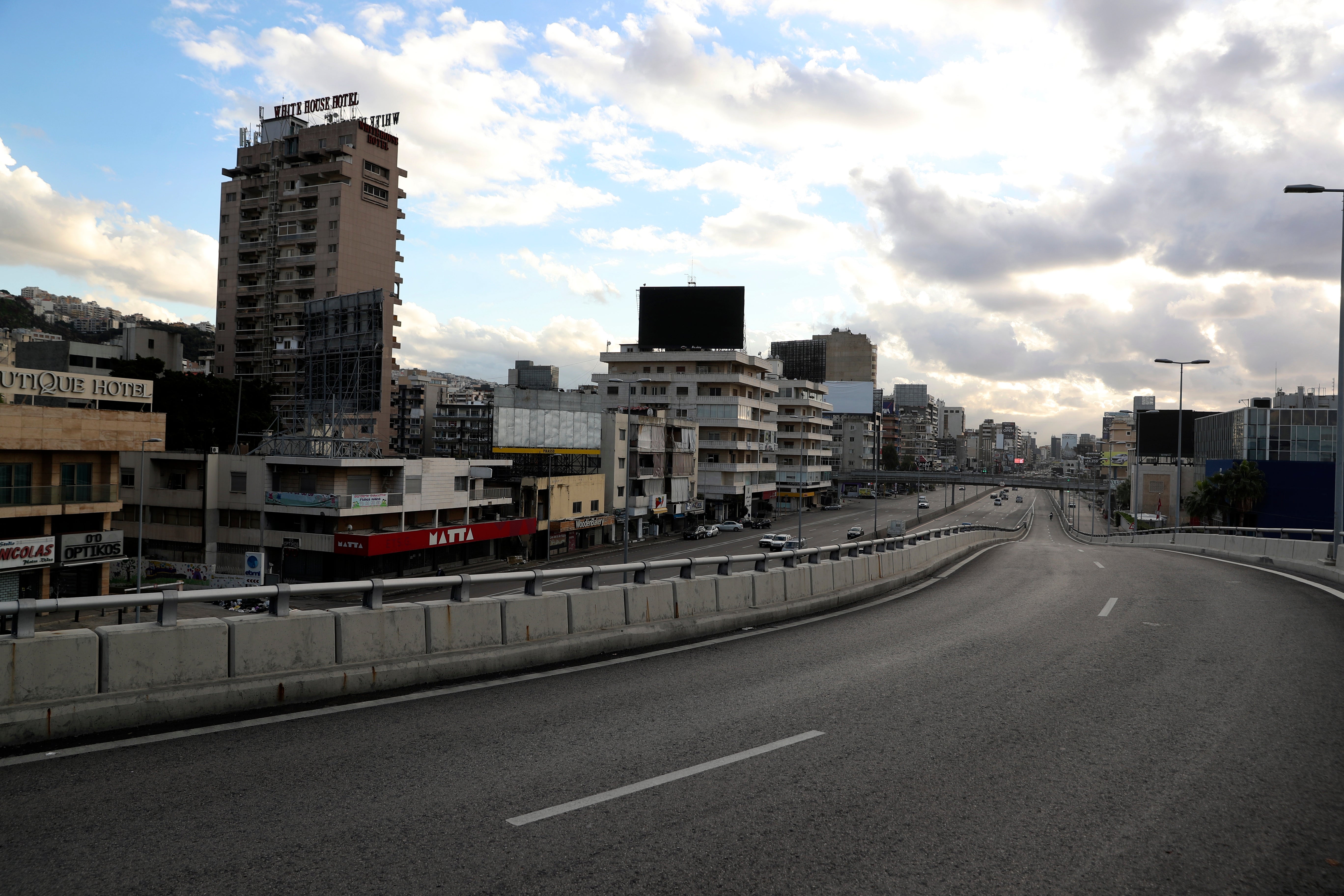 <p>Una carretera prácticamente vacía durante una cuarentena para evitar la propagación del coronavirus en Beirut, Líbano, el viernes 15 de enero de 2021.&nbsp;</p>