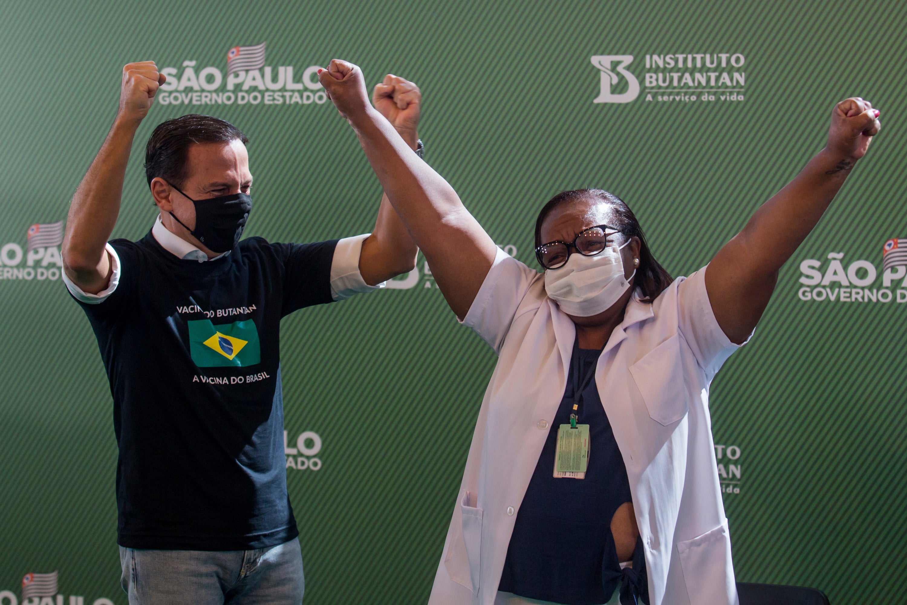 <p>La enfermera Monica Calazans y el gobernador de Sao Paulo Joao Doria celebran luego que ella recibió la vacuna contra el coronavirus en Sao Paulo, el 17 de enero del 2021.</p>