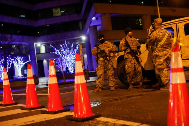 <p>Personal de la Guardia Nacional y policías resguardan una calle cerca del Capitolio, el domingo 17 de enero de 2021, en Washington.&nbsp;</p>