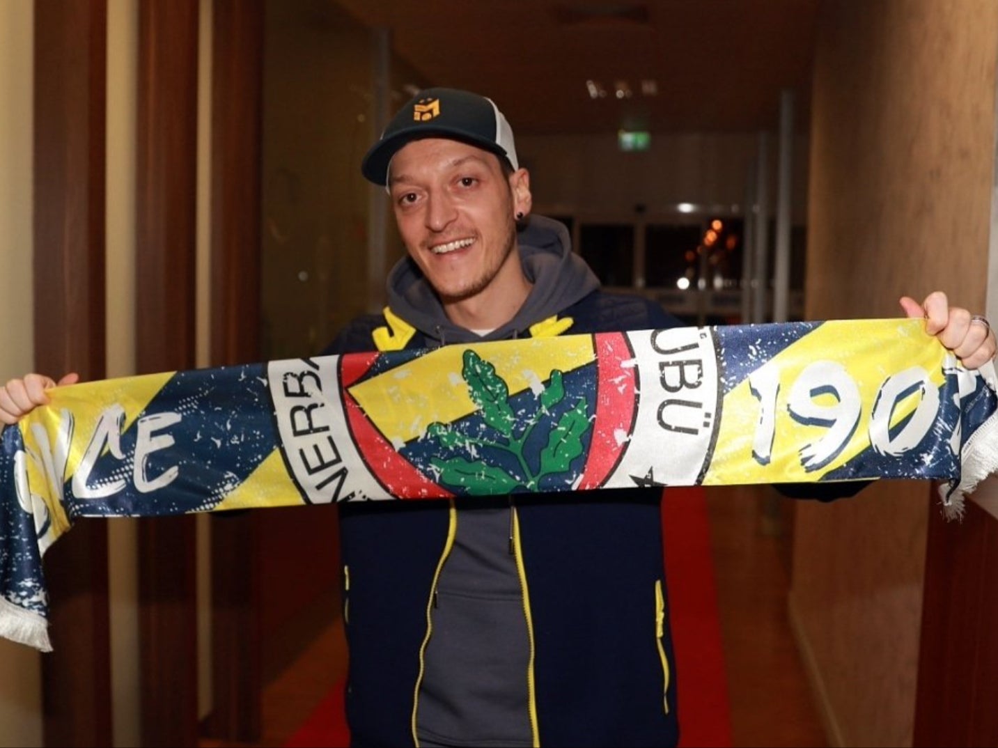 Rege-Jean Page and Phoebe Dynevor in Bridgerton