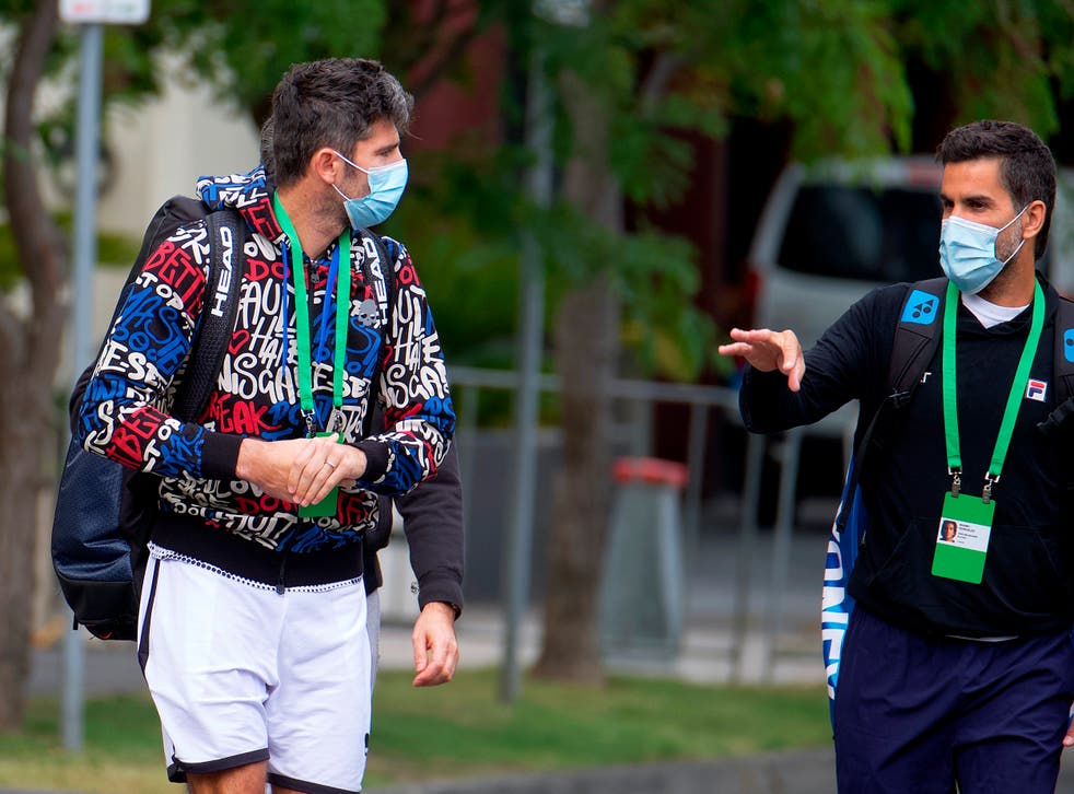 <p>El tenista italiano Simone Bolelli, a la izquierda, y el argentino Máximo González son escoltados a su sesión de entrenamiento en Melbourne, Australia, el lunes 18 de enero de 2021. </p>