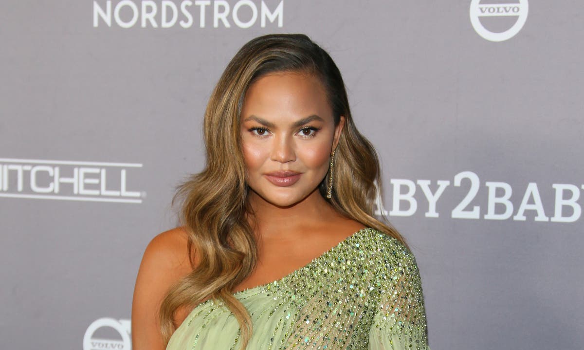 Chrissy Teigen clarifies tweet about horseback riding after sparking criticism