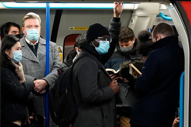 <p>Los viajeros esperan a que su tren salga de la estación Victoria en el metro de Londres en Londres el 14 de enero de 2021 durante el tercer cierre del coronavirus en Gran Bretaña.</p>