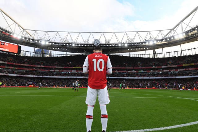 <p>Mesut Özil del Arsenal reza antes del partido de la Premier League entre el Arsenal FC y el Newcastle United en el Emirates Stadium el 16 de febrero de 2020 en Londres, Reino Unido.&nbsp;</p>