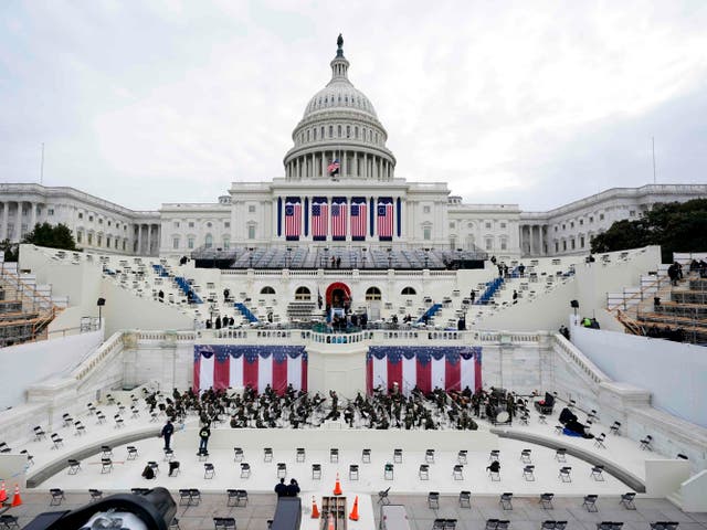 <p>TOPSHOT - Los preparativos se realizan antes de un ensayo general para la 59a ceremonia inaugural del presidente electo Joe Biden y la vicepresidenta electa Kamala Harris en el Capitolio de los Estados Unidos el 18 de enero de 2021 en Washington, DC. - La inauguración está programada para el 20 de enero de 2021.</p>