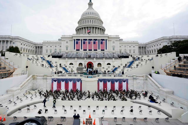 <p>TOPSHOT - Los preparativos se realizan antes de un ensayo general para la 59a ceremonia inaugural del presidente electo Joe Biden y la vicepresidenta electa Kamala Harris en el Capitolio de los Estados Unidos el 18 de enero de 2021 en Washington, DC. - La inauguración está programada para el 20 de enero de 2021.</p>