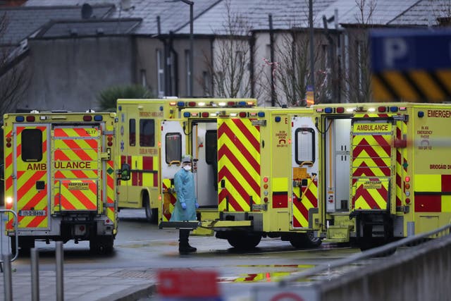 <p>Un médico con EPP y ambulancias fuera del departamento de Accidentes y Emergencias del Hospital Mater de Dublín. El subdirector médico, el Dr. Ronan Glynn, advirtió que se avecinan niveles significativos de mortalidad por Covid-19 en Irlanda y que "los hospitales están bajo una intensa presión". Fecha de la fotografía: lunes 18 de enero de 2021. Foto PA. Consulte la historia de PA Coronavirus IRLANDÉS.&nbsp;</p>