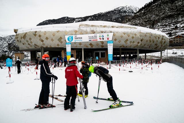 Esquiadores en la estación de esquí y montaña de Grandvalira, Andorra