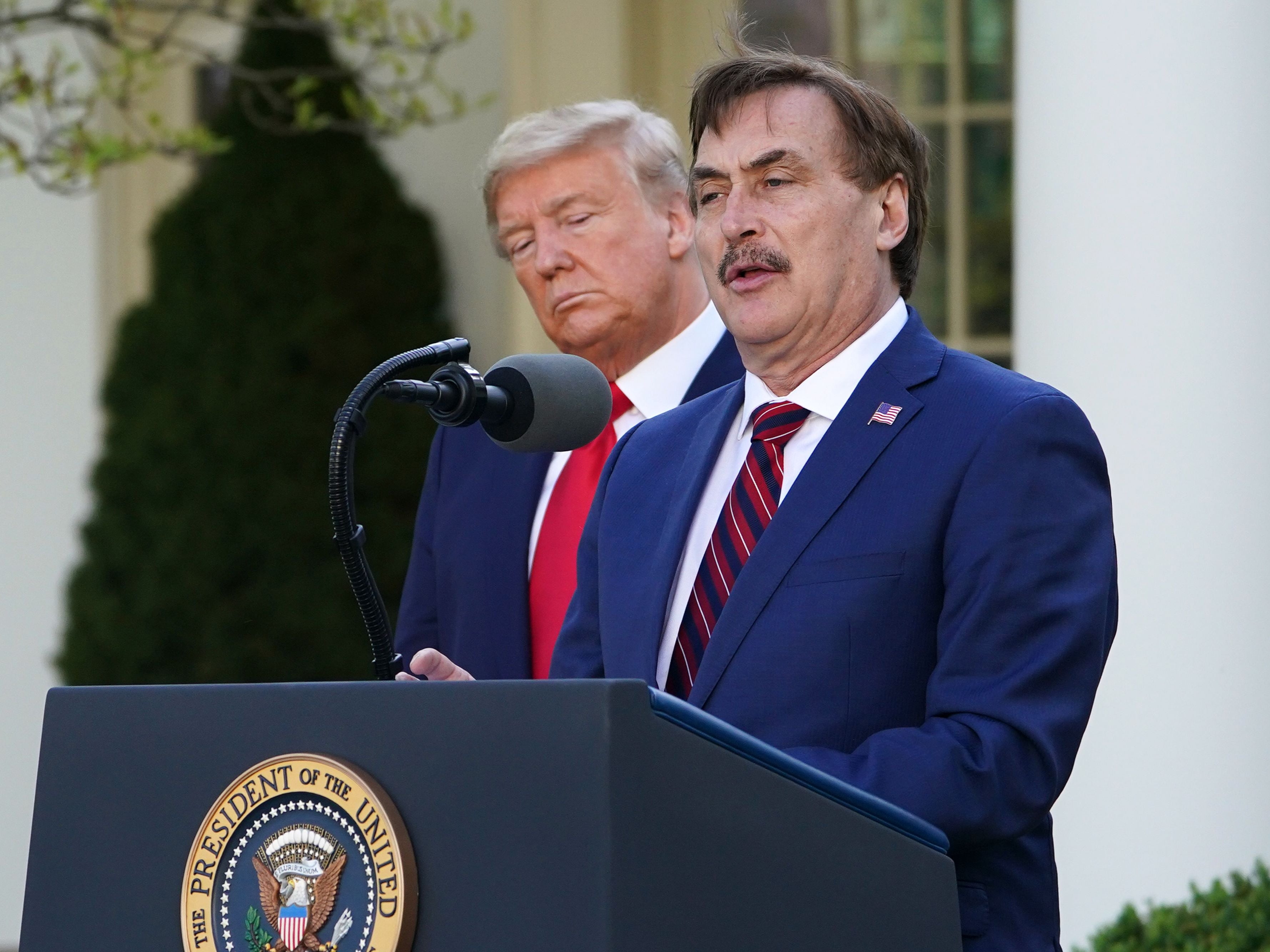 <p>El CEO de<em> MyPillow.com</em>, aparentemente frustrado, se acercó a Trump hacia el final de su presidencia. </p>