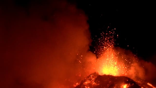 <p>Las explosiones del Monte Etna, el volcán activo más grande de Europa, lanzaron rocas de lava por los aires el lunes y dejaron corrientes anaranjadas que rezumaban por las laderas.</p>