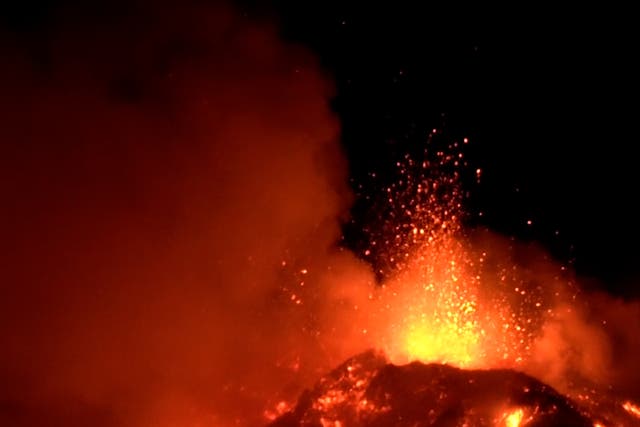 <p>Las explosiones del Monte Etna, el volcán activo más grande de Europa, lanzaron rocas de lava por los aires el lunes y dejaron corrientes anaranjadas que rezumaban por las laderas.</p>