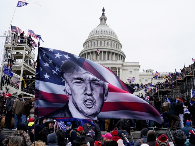 <p>Manifestantes pro-Trump asaltan los terrenos del Capitolio de EE. UU., en Washington, DC, EE. UU., 6 de enero de 2021. Varios grupos de partidarios de Trump han irrumpido en el Capitolio de EE. UU. y se han rebelado mientras el Congreso se prepara para reunirse y certificar los resultados de los EE. UU. </p>