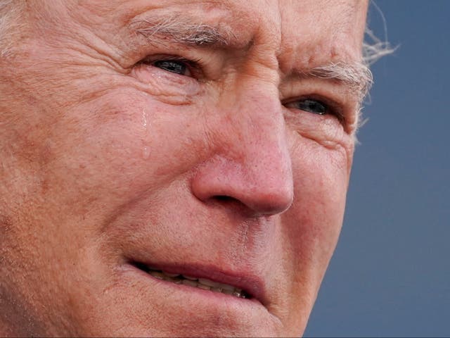 <p>El presidente electo Joe Biden llora mientras habla en el Centro de Reserva / Guardia Nacional Major Joseph R. "Beau" Biden III, el martes 19 de enero de 2021, en New Castle, Delaware.</p>