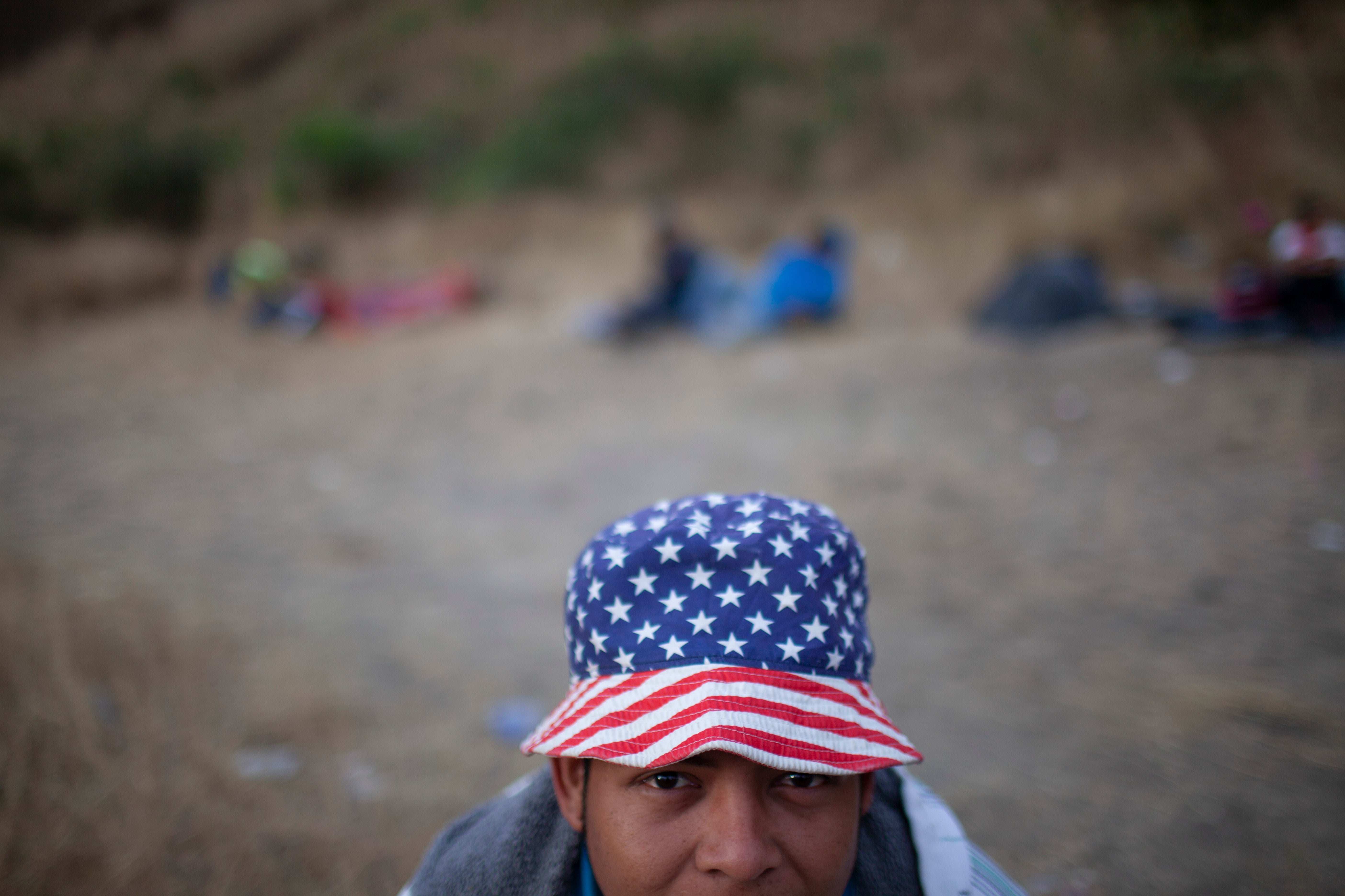 <p>Un migrante hondureño con una gorra de las barras y estrellas posa para la foto en un retén de soldados guatemaltecos en Vado Hondo, Guatemala, 18 de junio de 2021.&nbsp;</p>