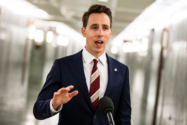 <p>La medida de Hawley se produjo cuando el Senado comenzó una agitada agenda de audiencias para los nominados al gabinete</p>