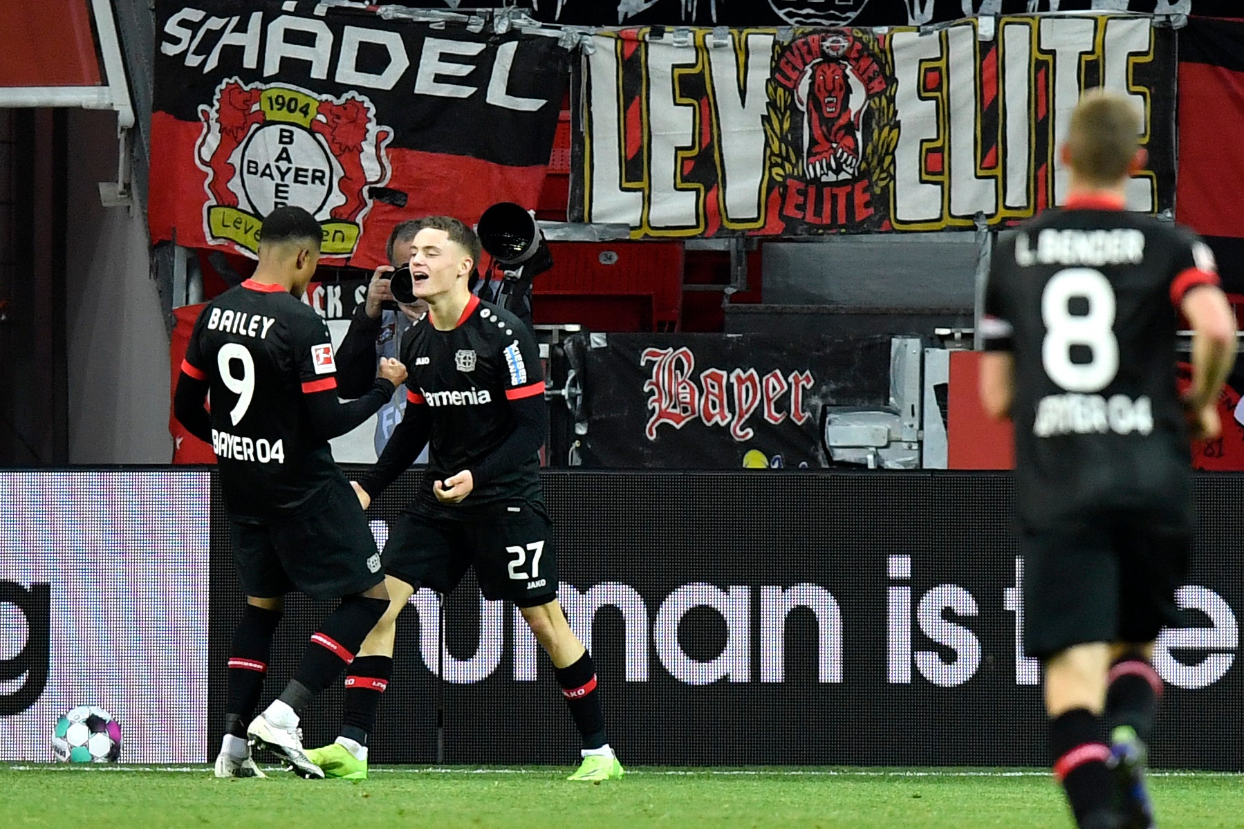 <p>Florian Wirtz del Bayer Leverkusen celebra tras anotar el gol del triunfo de su equipo ante el Borussia Dortmund en la Bundesliga el martes 19 de enero del 2021.&nbsp;</p>