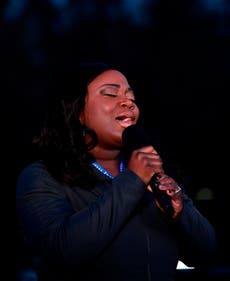 Covid nurse sings Amazing Grace at Biden memorial for victims