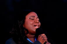 Covid nurse sings Amazing Grace at Biden memorial for victims