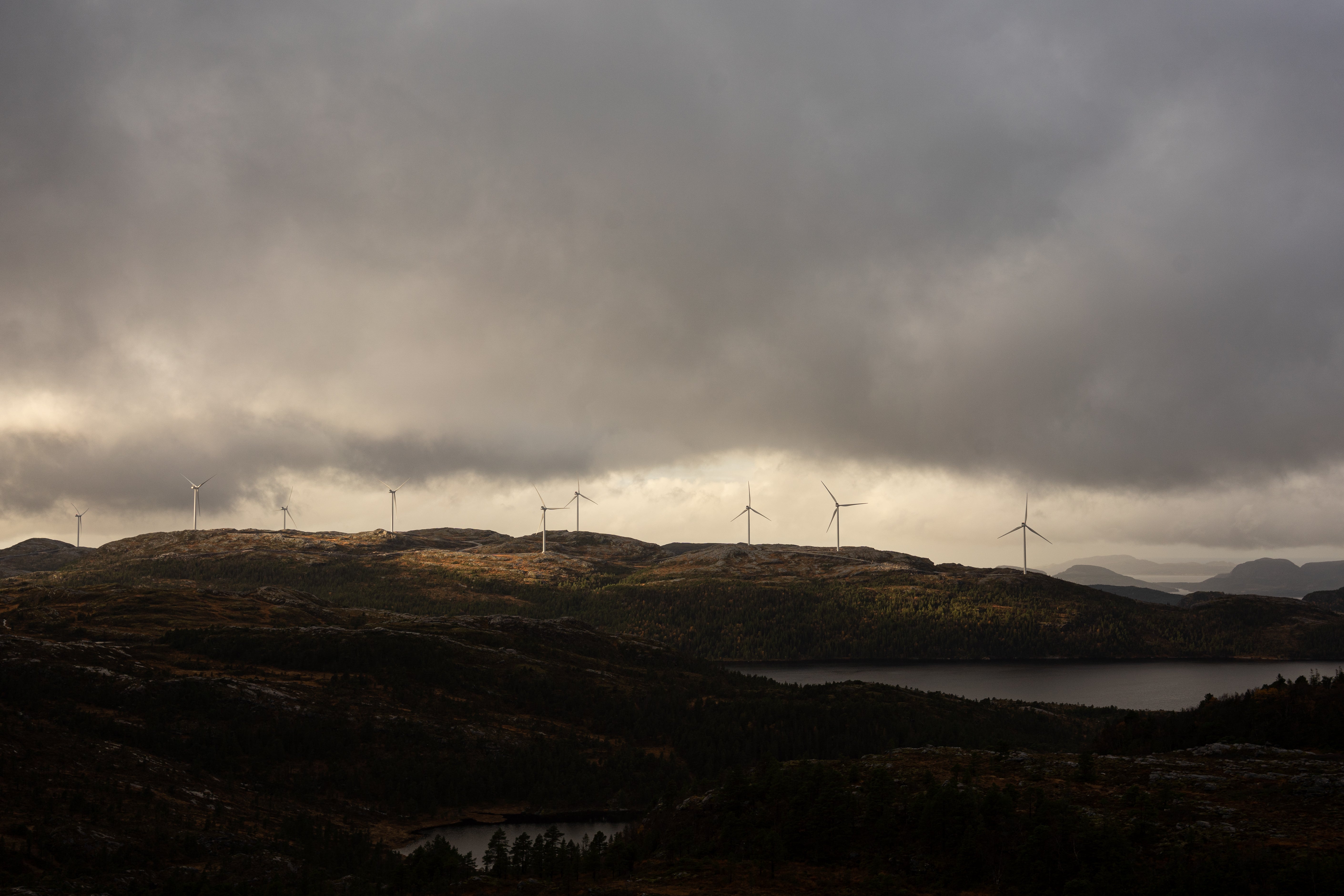 Wind turbines on the Fosen peninsula. The rotor blades have the same diameter as the London Eye