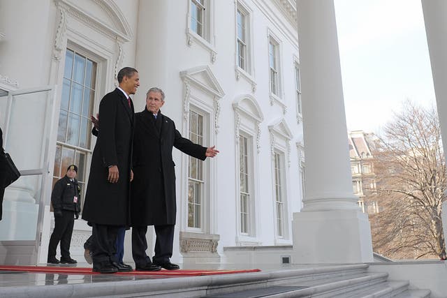 <p>Los presidentes salientes dan un recorrido en la residencia oficial a sus sucesores</p>