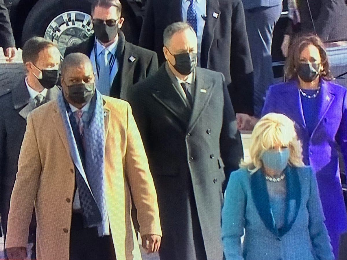 Capitol riot hero Eugene Goodman applauded as he escorts Kamala Harris to inauguration