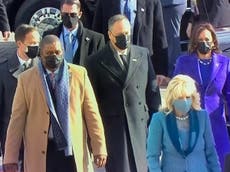 Capitol riot hero Eugene Goodman applauded as he escorts Kamala Harris