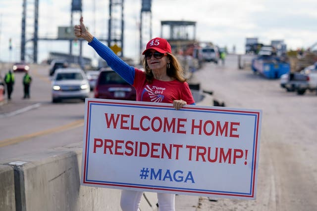 <p>Un partidario del presidente Donald Trump espera la caravana en la carretera a Mar-a-Lago, la propiedad de Trump en Palm Beach, el miércoles 20 de enero de 2021, en West Palm Beach, Florida.</p>