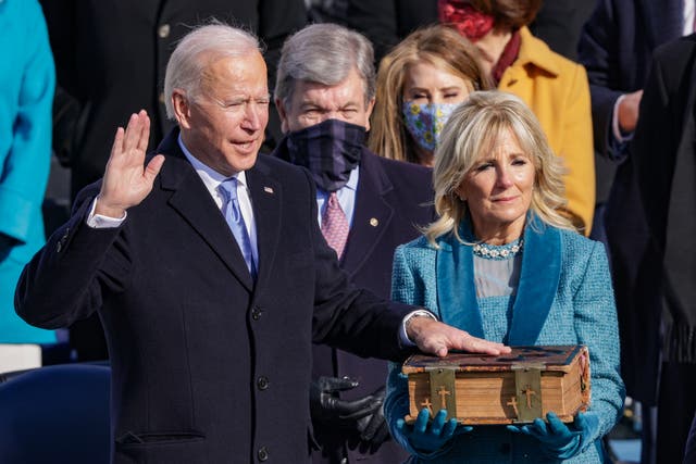 Joe Biden presta juramento como presidente de Estados Unidos durante su toma de posesión