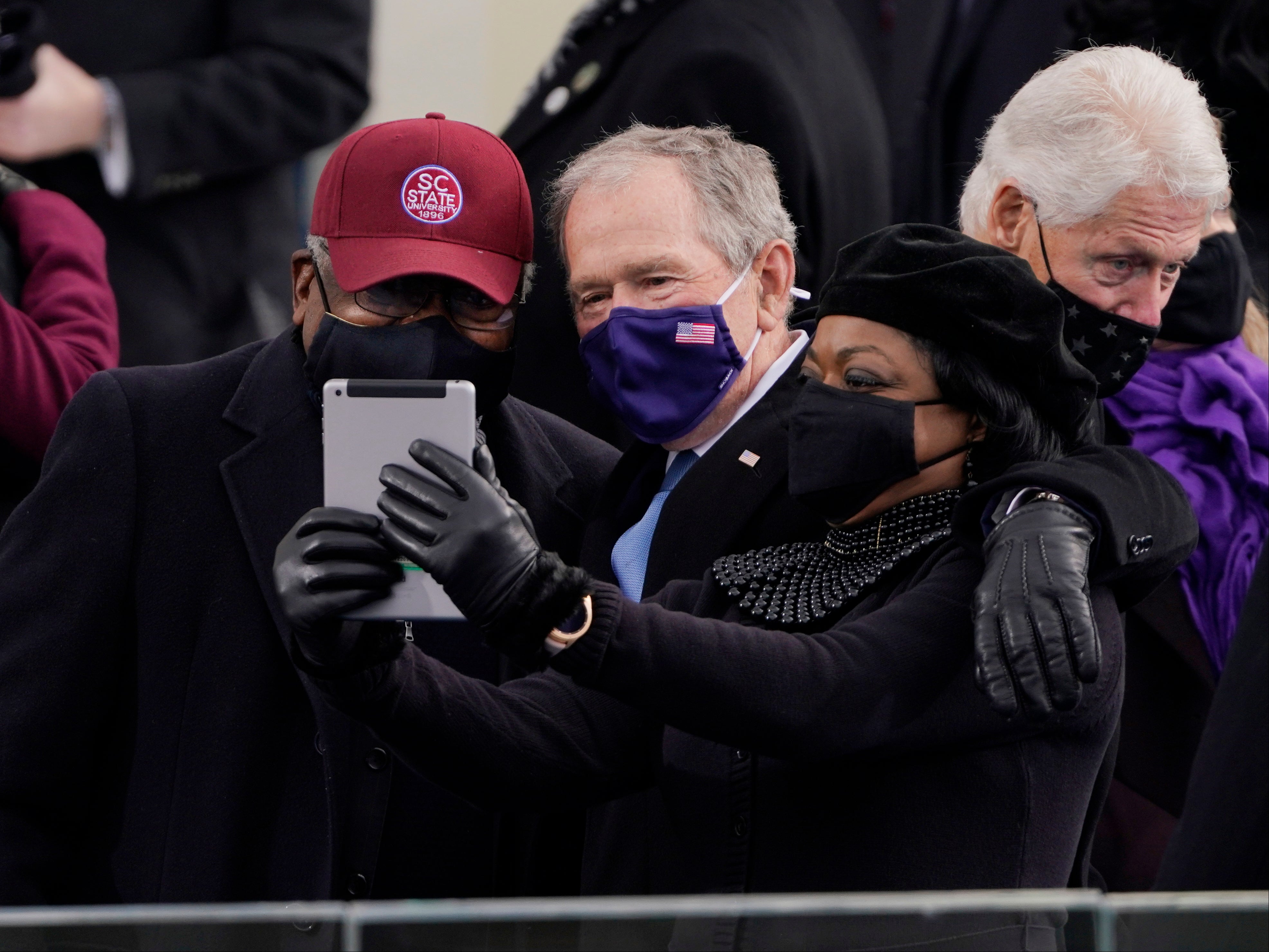 Bill Clinton photobombs George Bush
