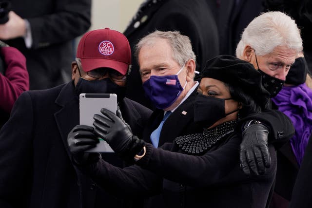 Bill Clinton photobombs George Bush
