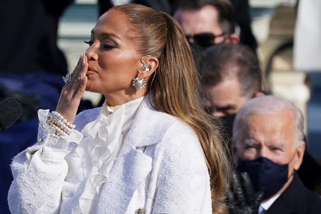 Jennifer Lopez hace gestos durante la inauguración