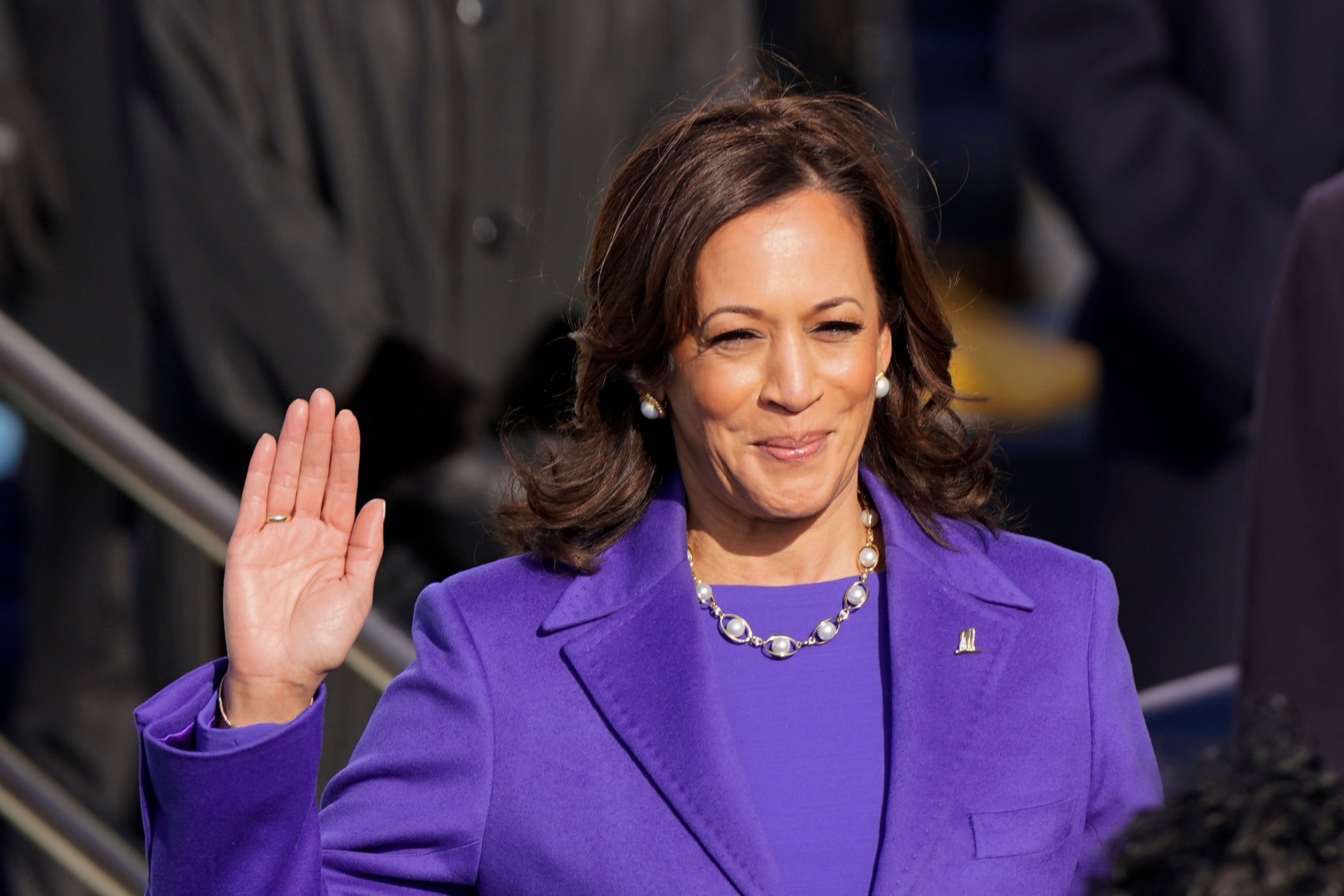 <p>Kamala Harris rinde juramtento como vicepresidenta ante la juez de la Corte Suprema e Sonia Sotomayor mientras su esposo Doug Emhoff sostiene la biblia en la 59a ceremonia de investidura presidencial en el Capitolio en Washington, el miércoles 20 de enero de 2021.&nbsp;</p>