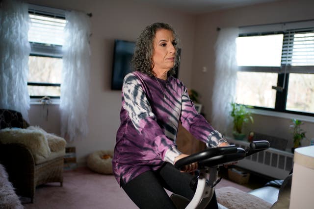 <p>Catherine Busa se ejercita en una bicicleta estática en su casa de Nueva York el 13 de enero del 2021. Busa contrajo el COVID-19 y sobrevivió, pero ocho meses después sigue sintiendo algunos síntomas.&nbsp;</p>