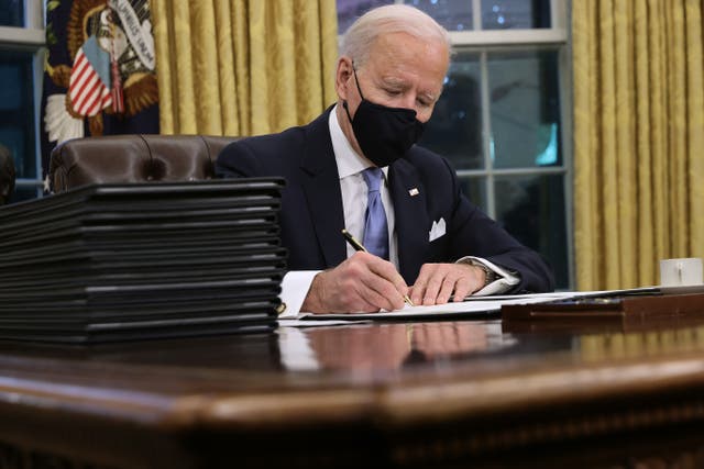 El presidente Joe Biden se prepara para firmar una serie de órdenes ejecutivas en el Resolute Desk en la Oficina Oval, pocas horas después de su toma de posesión el 20 de enero de 2021 en Washington, DC. Biden se convirtió en el 46 ° presidente de los Estados Unidos hoy durante la ceremonia en el Capitolio de los Estados Unidos.