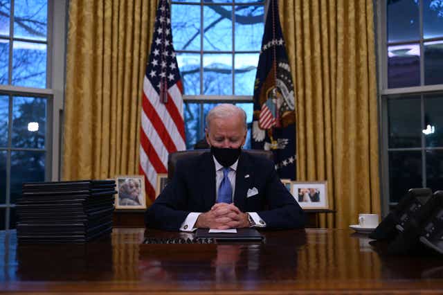 <p>A pesar de romper con la tradición y no asistir a la toma de posesión de su sucesor, Trump decidió dejarle a Biden una carta en el histórico escritorio Resolute</p>