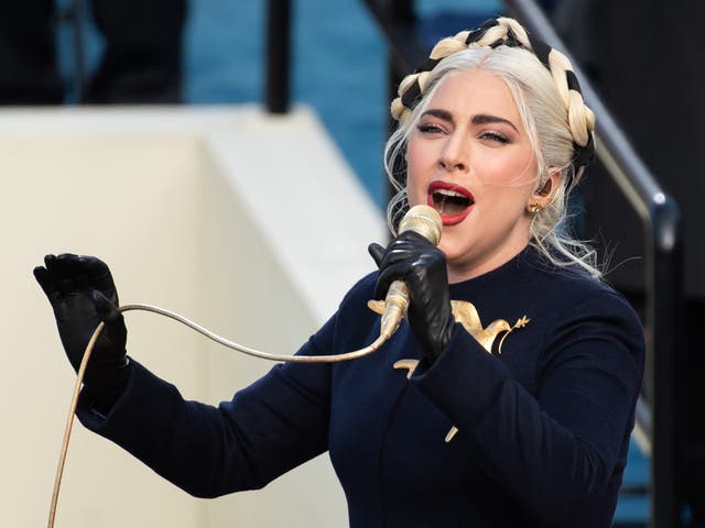 <p>La cantante estadounidense Lady Gaga canta el himno nacional de los Estados Unidos durante la 59a inauguración presidencial el 20 de enero de 2021 en el Capitolio de los Estados Unidos en Washington, DC.&nbsp;</p>