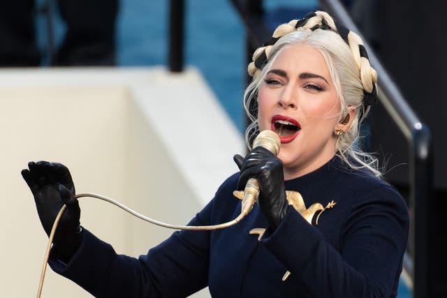 <p>La cantante estadounidense Lady Gaga canta el himno nacional de los Estados Unidos durante la 59a inauguración presidencial el 20 de enero de 2021 en el Capitolio de los Estados Unidos en Washington, DC.&nbsp;</p>