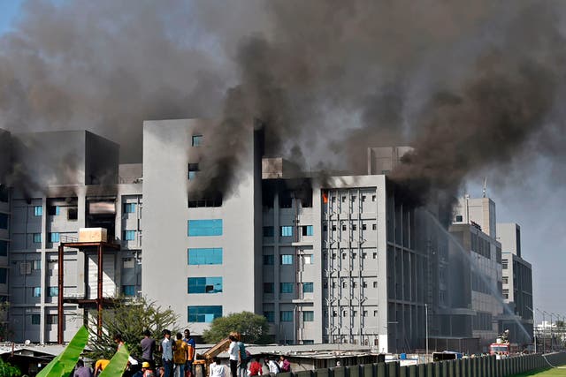 <p>Firefighters try to control a fire that broke out at India's Serum Institute in Pune&nbsp;</p>