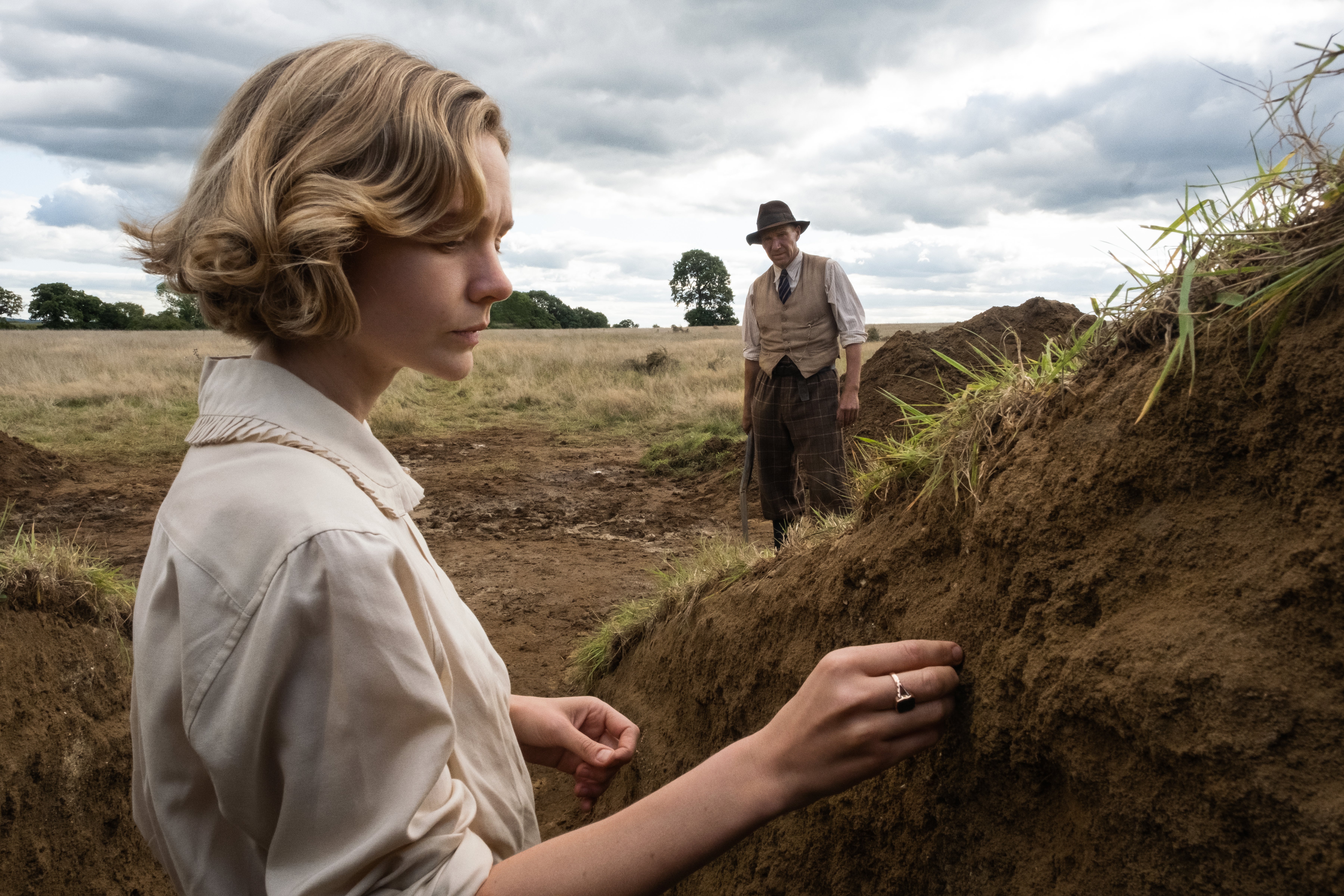 Carey Mulligan and Ralph Fiennes bury their feelings in ‘The Dig’