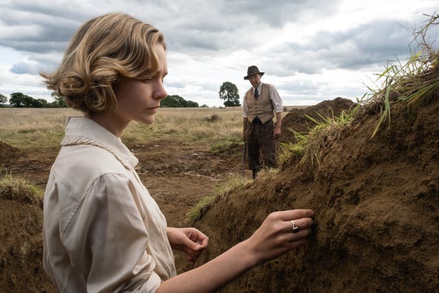 <p>Carey Mulligan and Ralph Fiennes bury their feelings in ‘The Dig’</p>