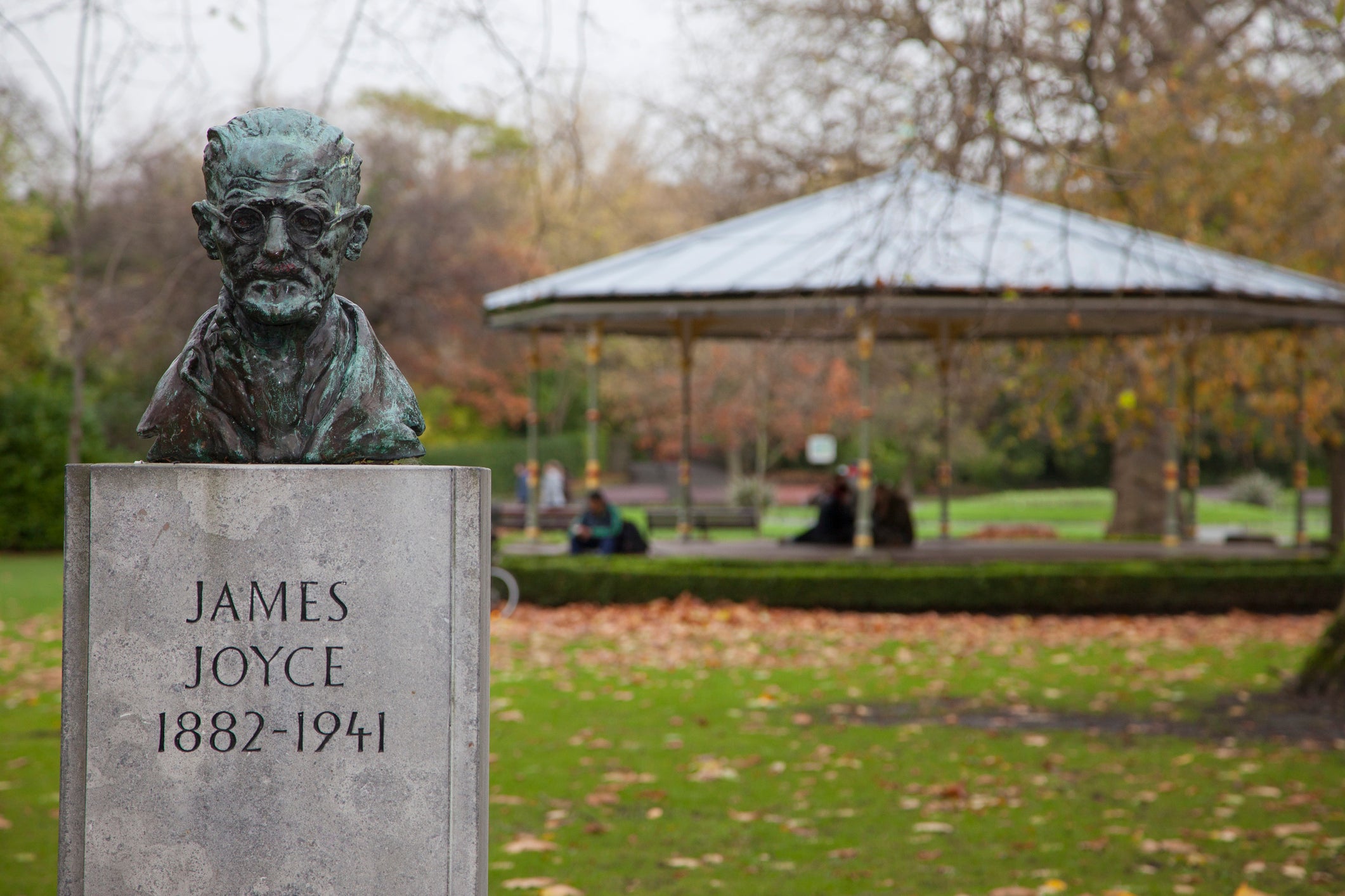 <p>A bust of novelist and poet James Joyce in the St. Stephen's Green Park in Dublin, Ireland</p>