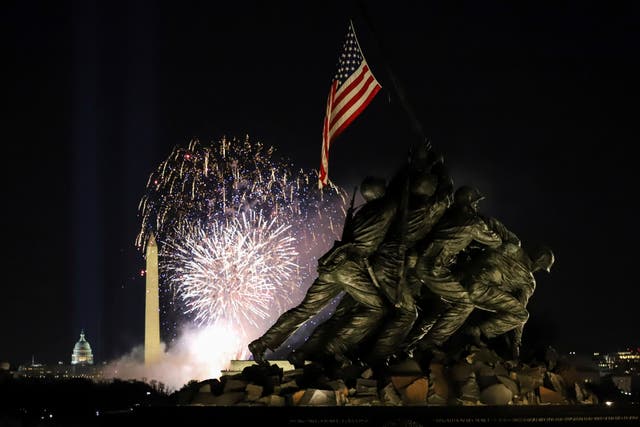 <p>Fuegos artificiales explotan sobre el Monumento a Washington, con el Monumento a los Infantes de Marina al frente, el miércoles 20 de enero de 2021 en Arlington, Virginia, durante la celebración de la investidura del presidente Joe Biden.&nbsp;</p>