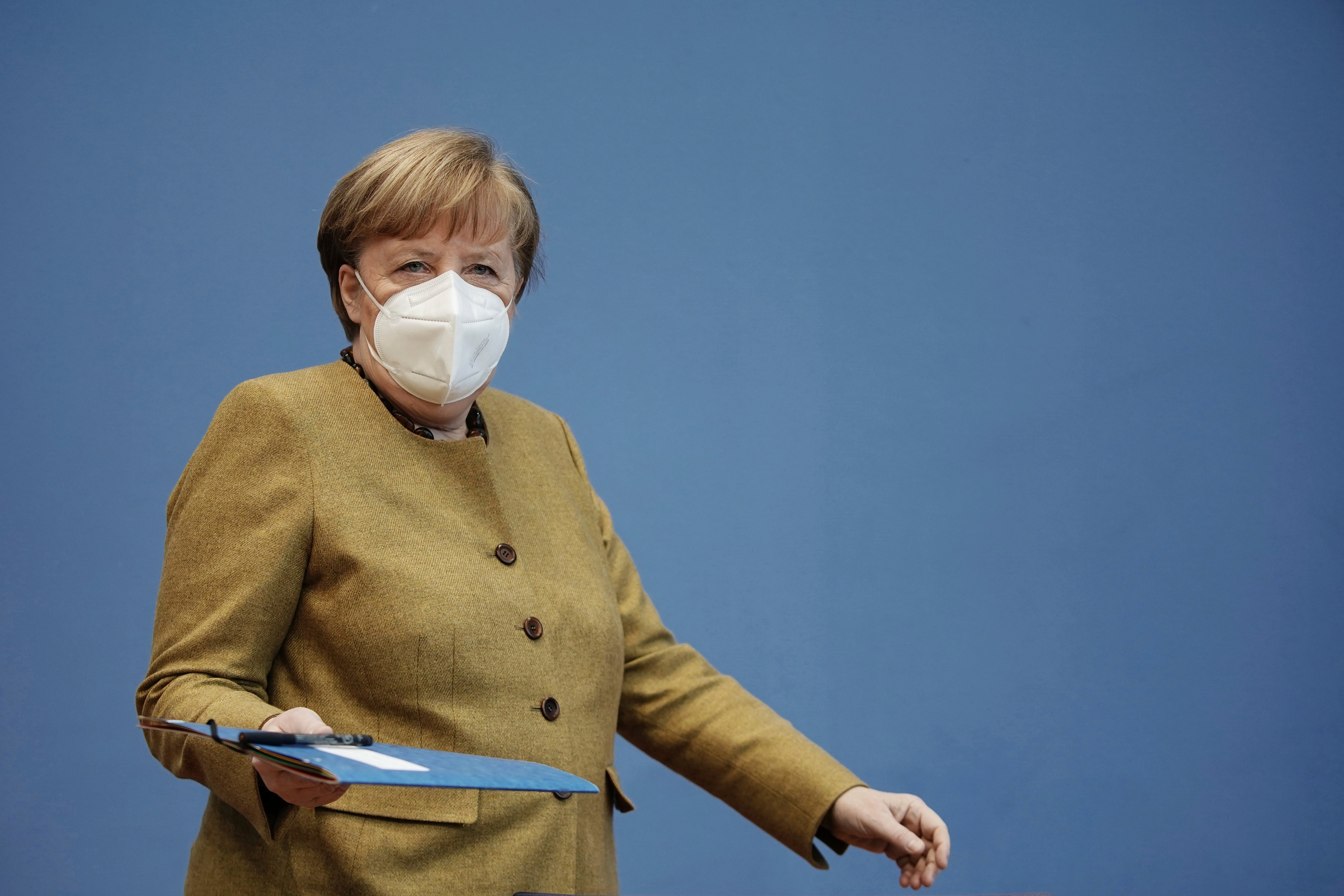 <p>La naturaleza altamente contagiosa de las variantes provoca gran preocupación y algunos países de la UE han impuesto toques de queda y reforzado la obligación de usar mascarillas en el transporte público y las tiendas</p>